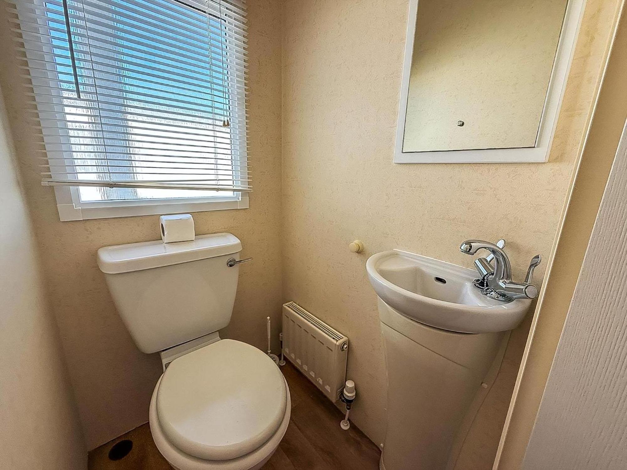 6 Berth Caravan For Hire At Lees In Ref 13006l Parque de Campismo
